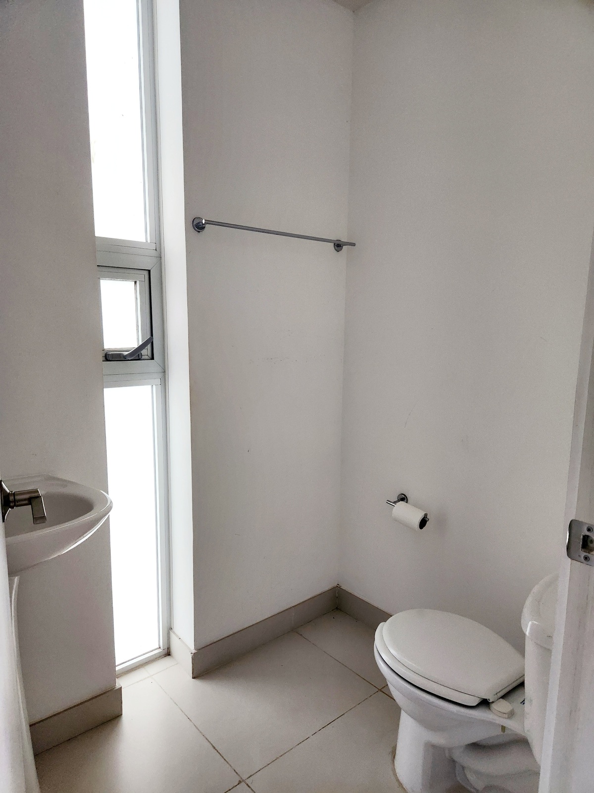 8 of 15: Baño completo para el cuarto de servicio