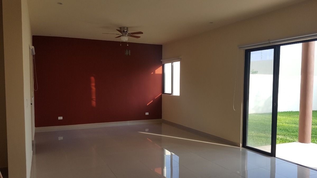 3 de 8: AMPLIA ESTANCIA CON ACCESO A LA TERRAZA, JARDÍN Y PISCINA