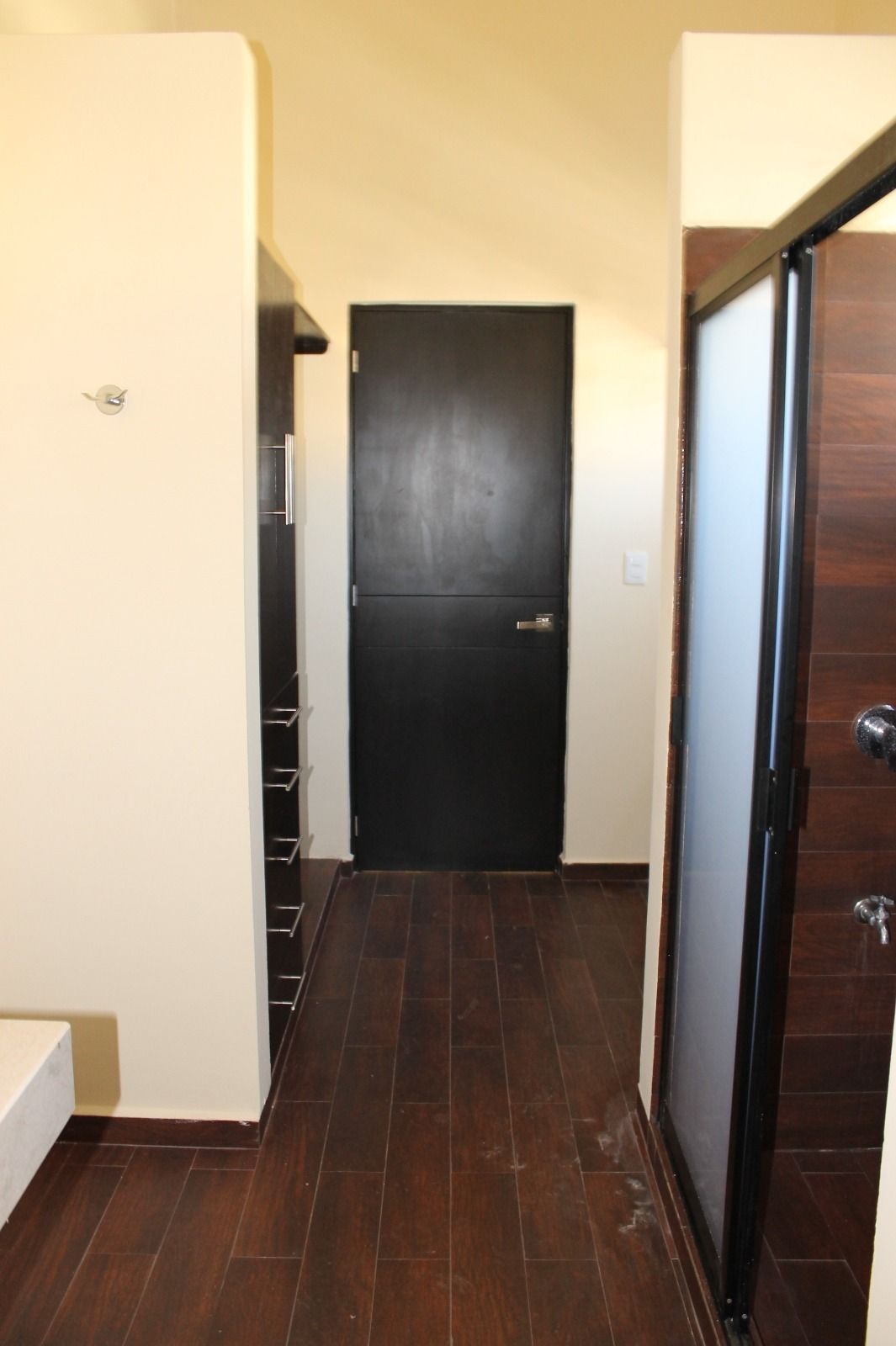 7 de 8: CLOSET VESTIDO Y BAÑO HABITACIÓN PRINCIPAL