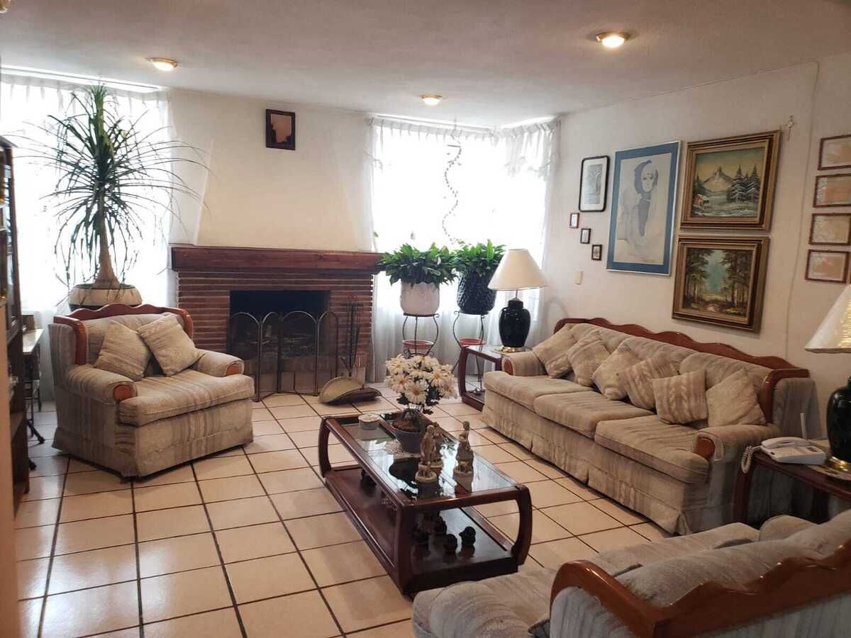 1 of 15: Sala con chimenea