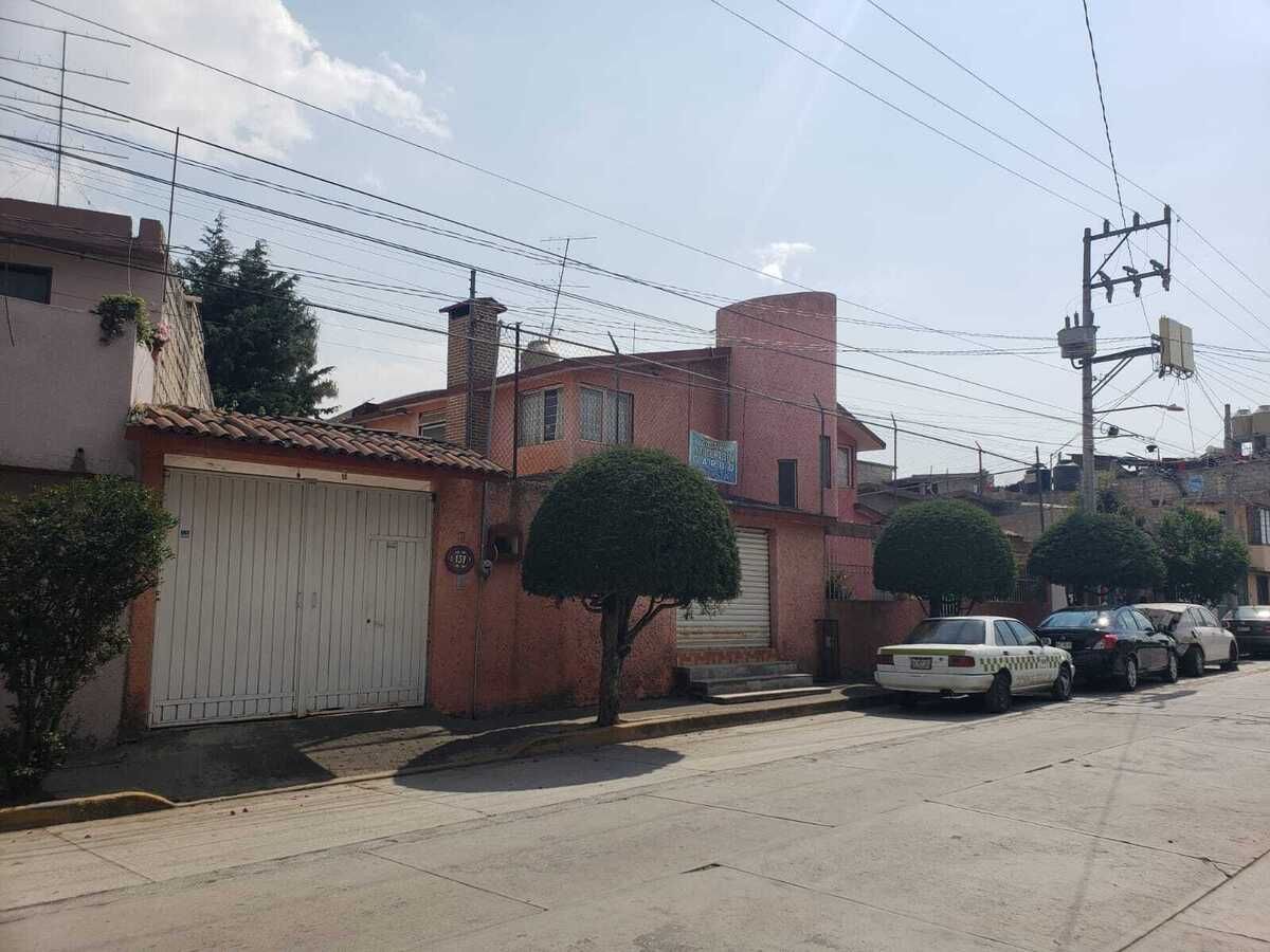 2 of 15: Fachada con local independiente