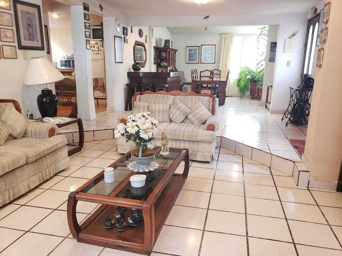 4 of 15: Amplia sala con recibidor