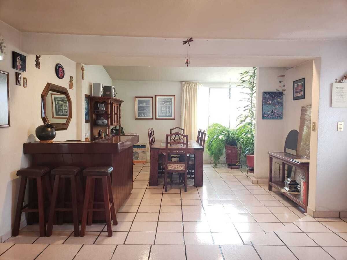 6 of 15: Comedor principal iluminado