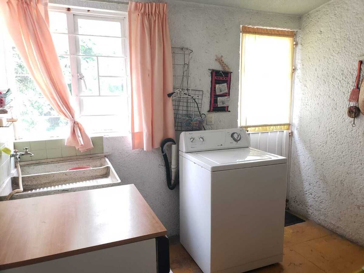 8 of 15: Cuarto de lavado,  y cuarto servicio con baño completo.