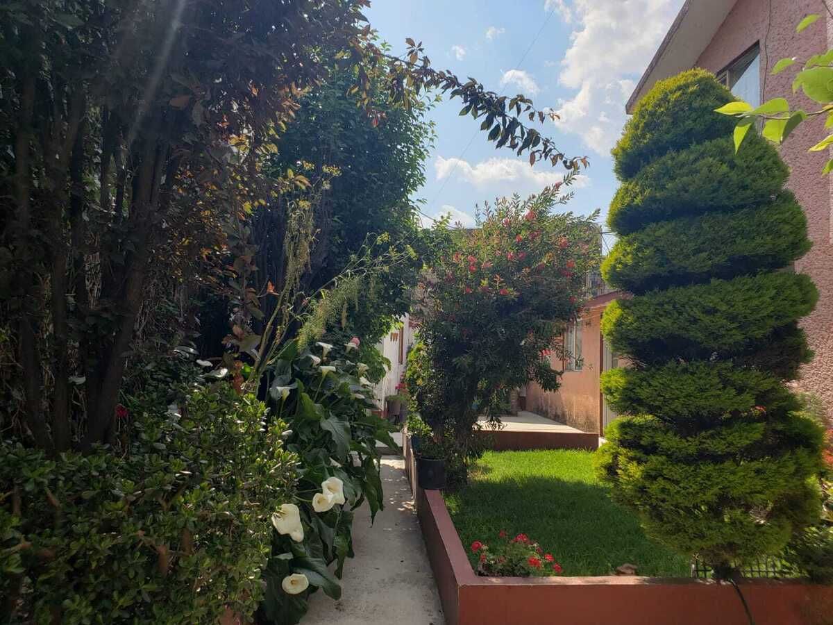 9 of 15: Jardin con árboles frutales