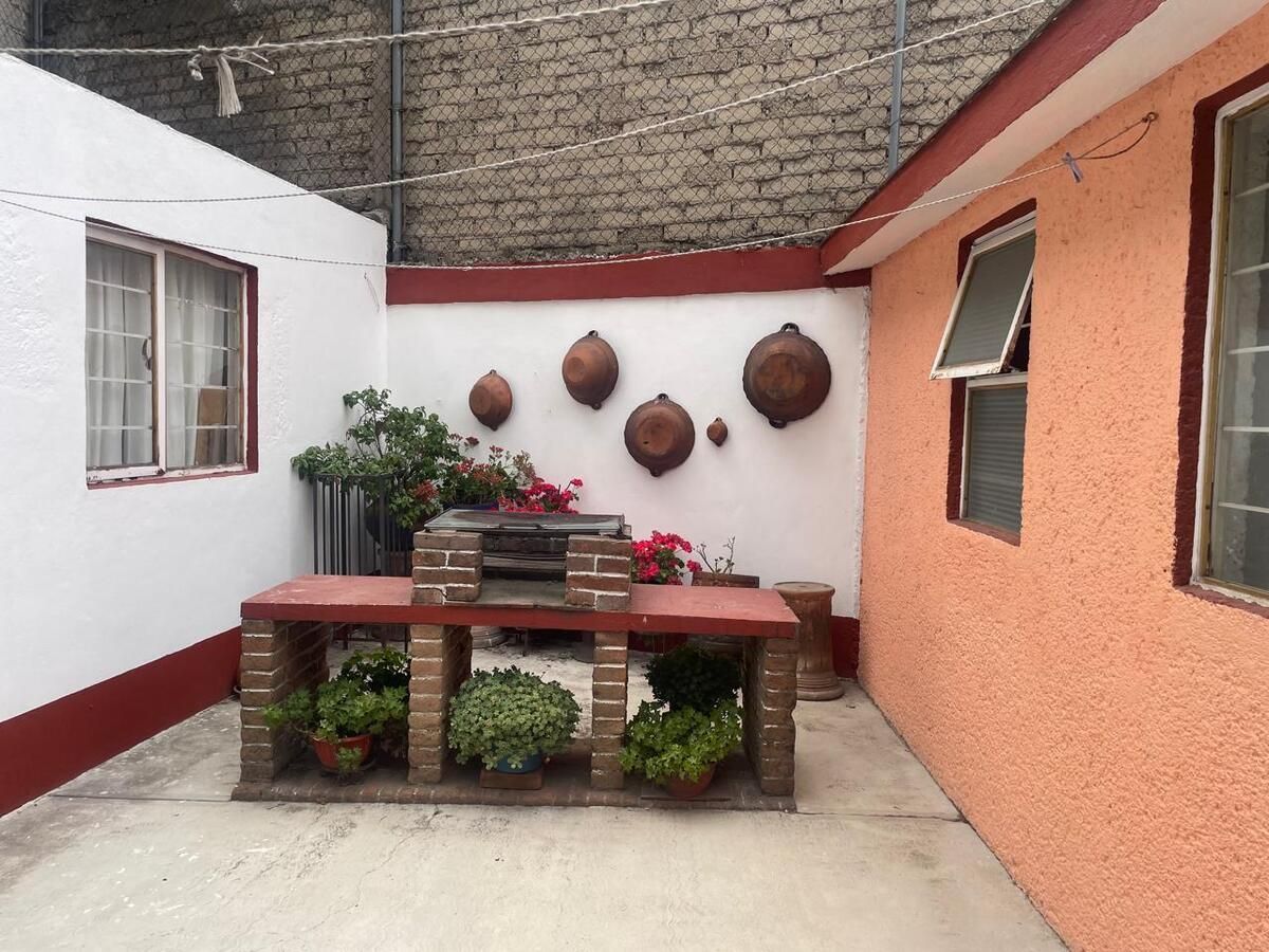 10 of 15: Patio con asador