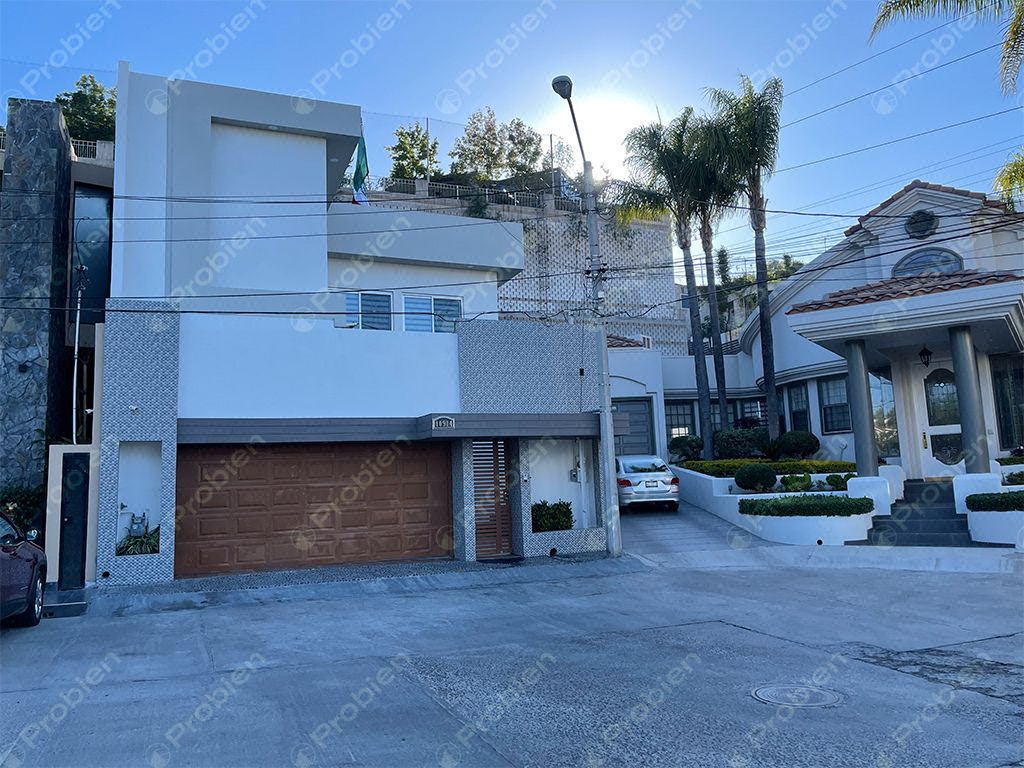 Casa en Venta - En Col. Jardines de Chapultepec