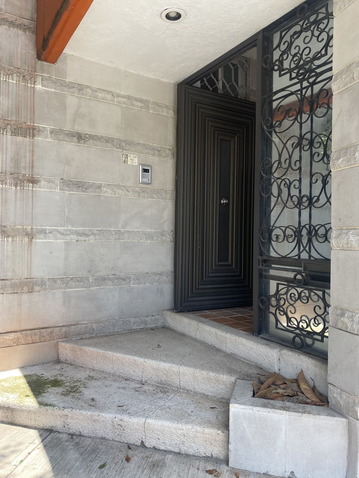 1 de 44: ENTRADA PRINCIPAL