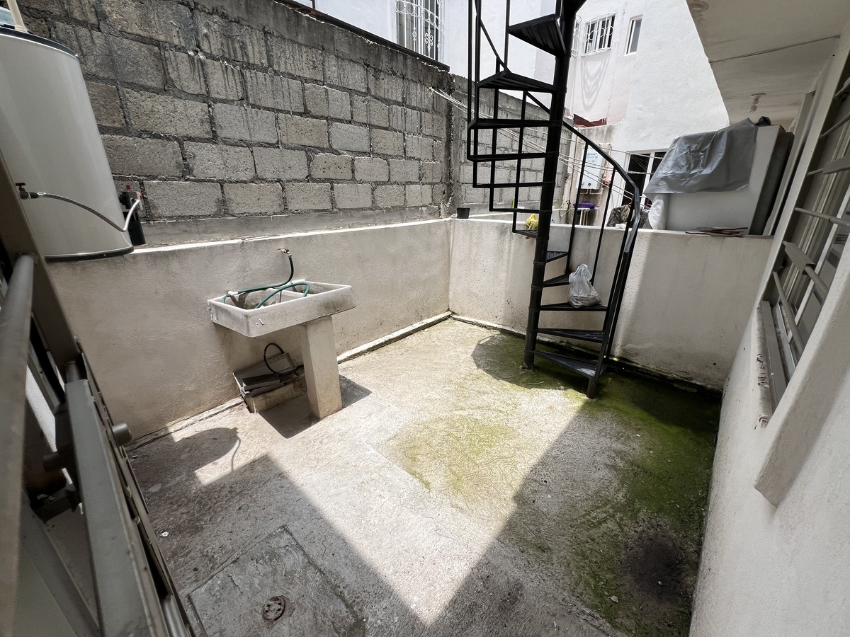 Patio de servicio con escaleras de caracol