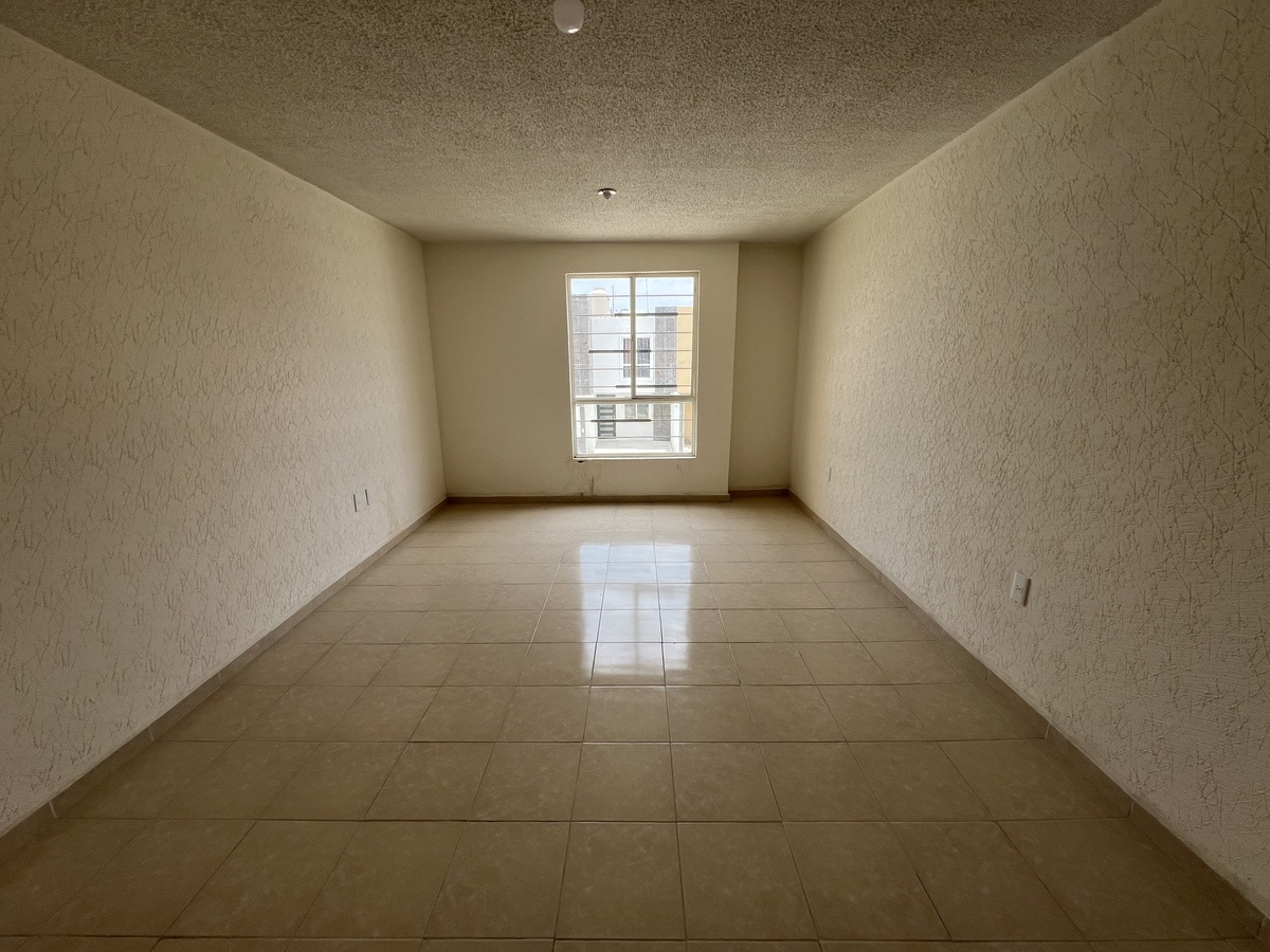 Recámara principal con vestidor y baño