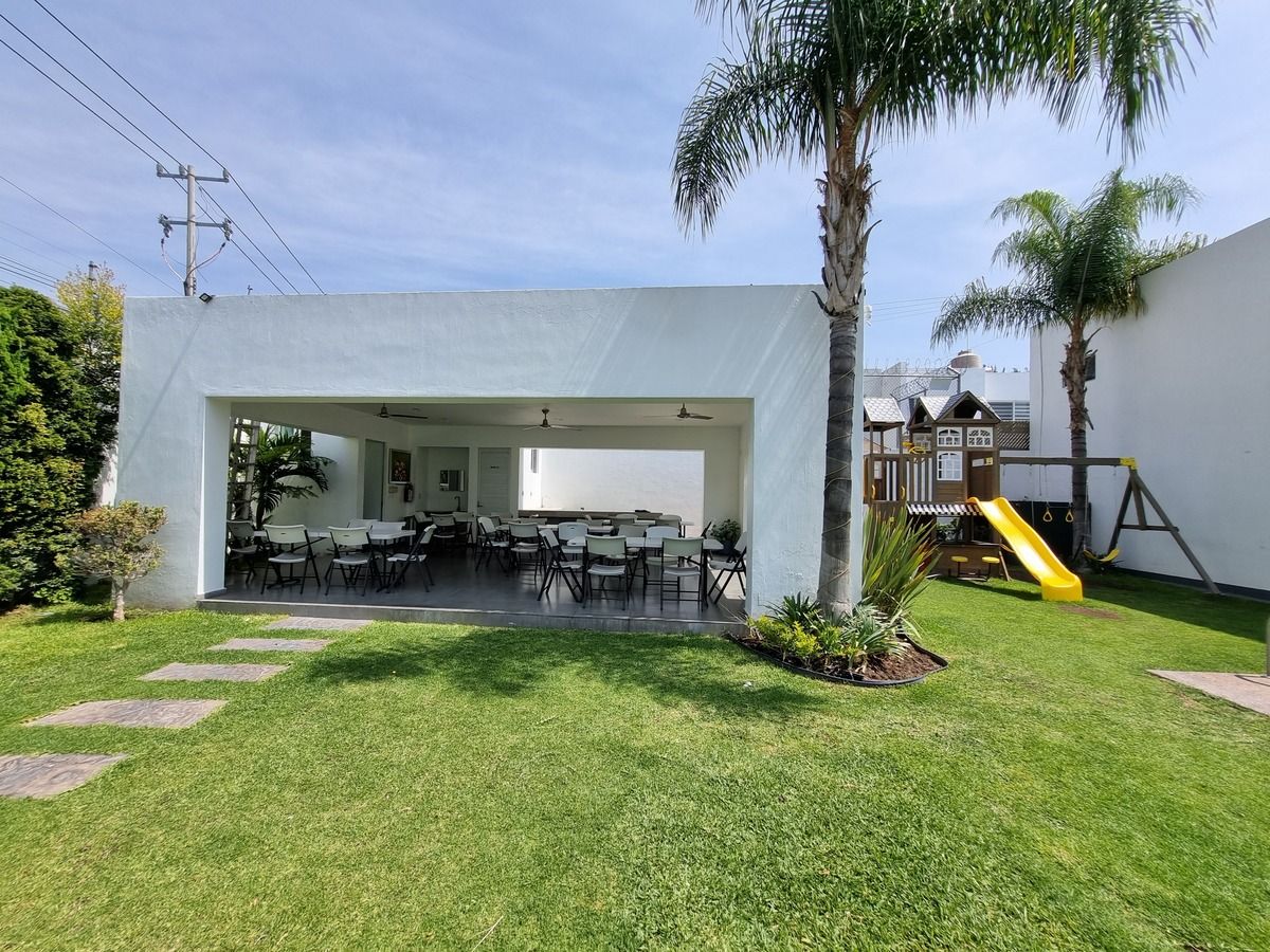 TERRAZA Y JUEGOS INFANTILES