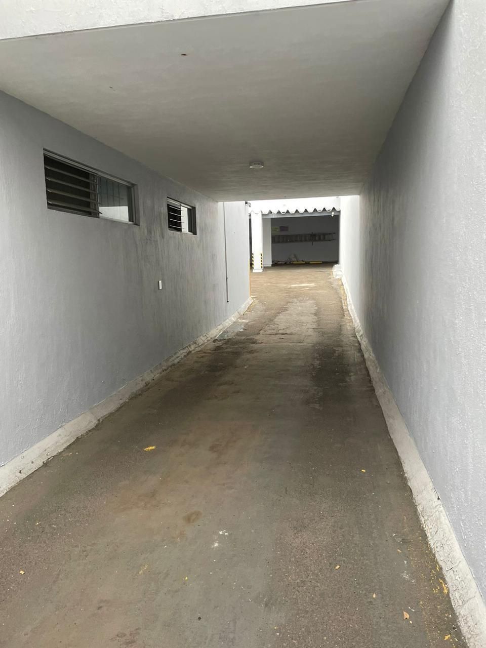 2 of 21: Ingreso a estacionamiento