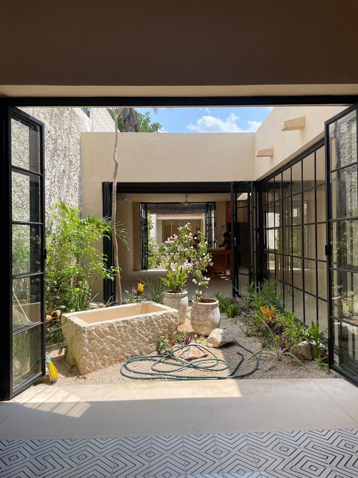 5 of 16: JARDÍN INTERIOR