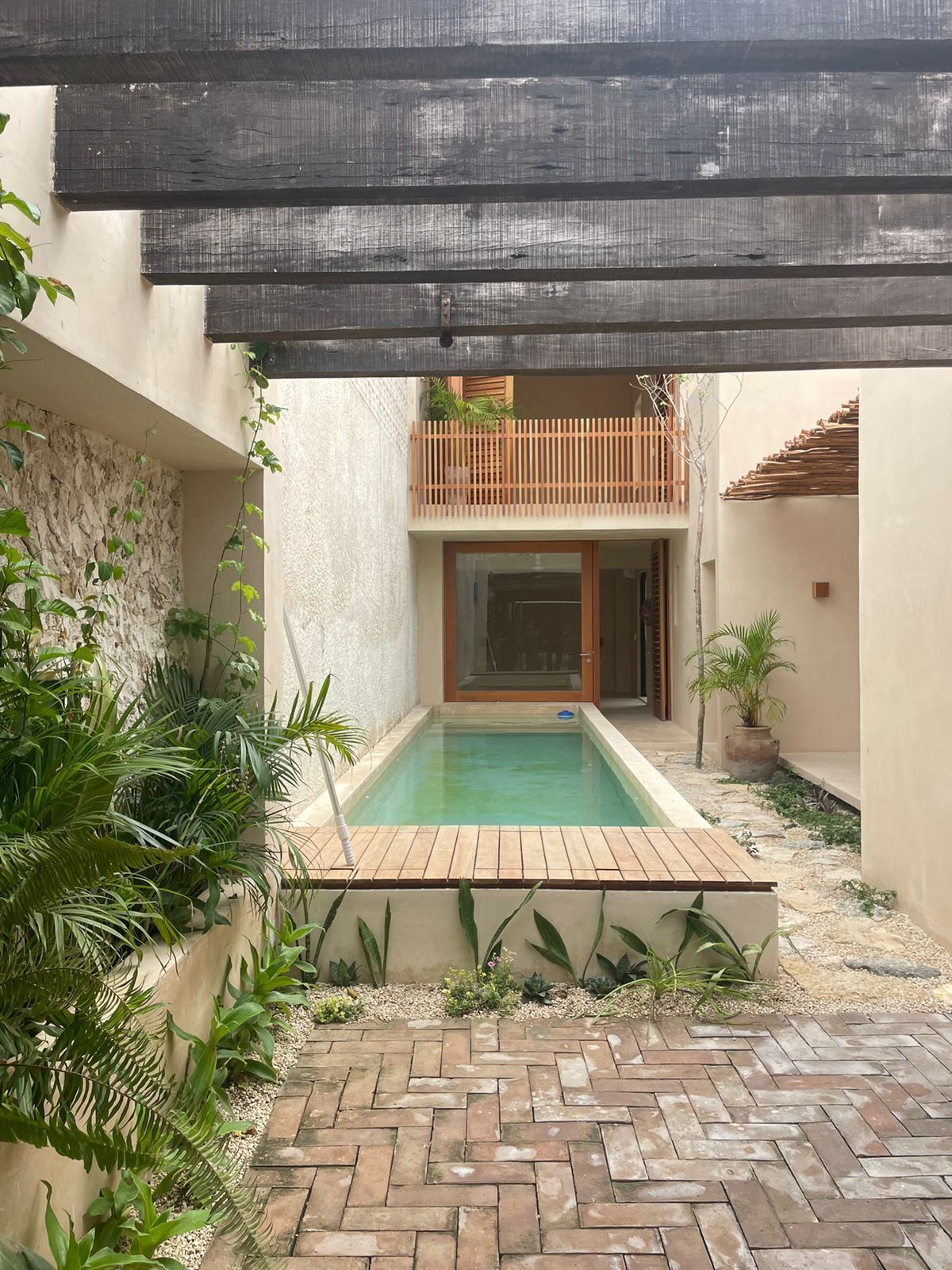 1 of 16: PISCINA