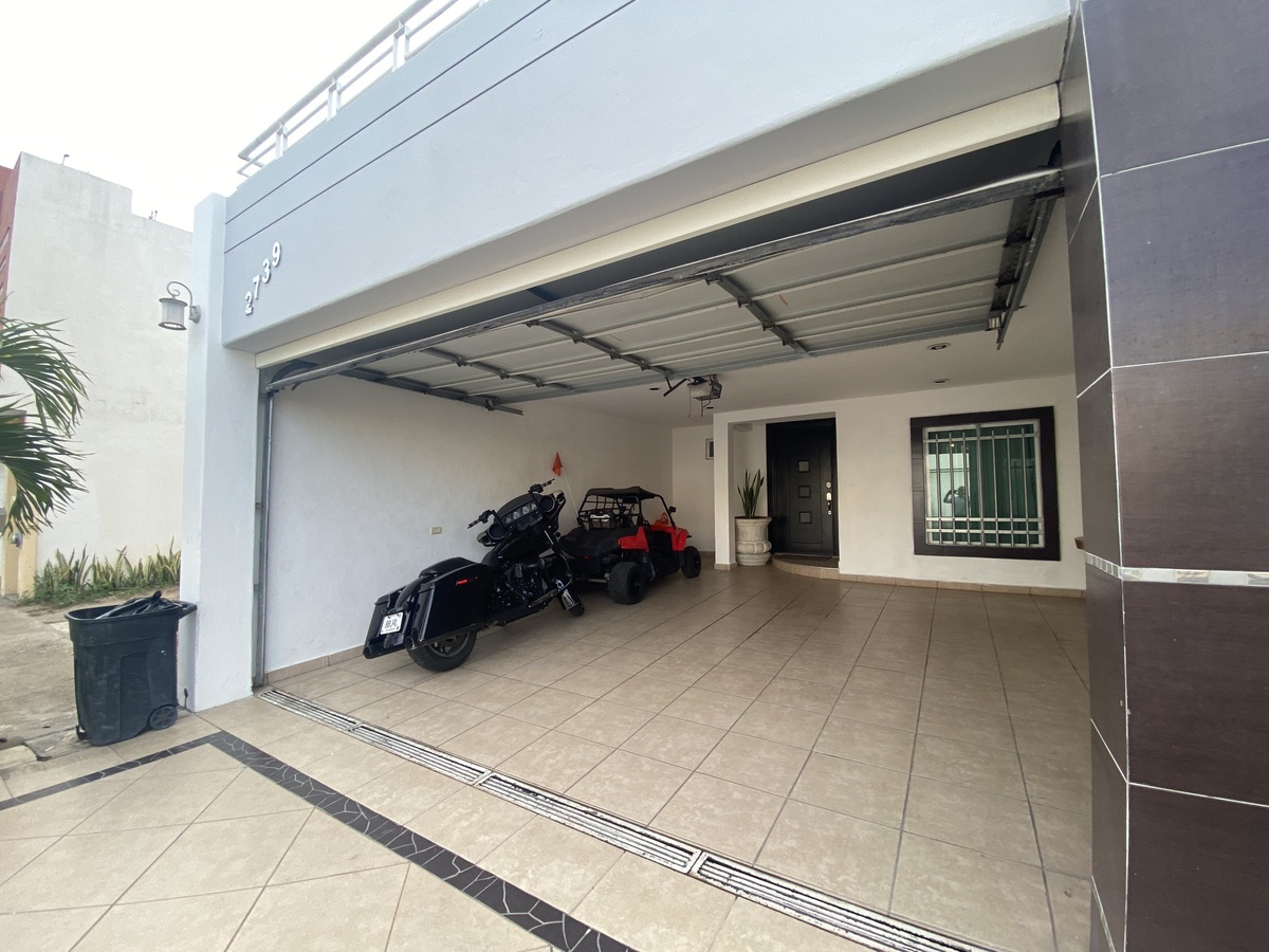 Cochera para 2 carros, techada con portón