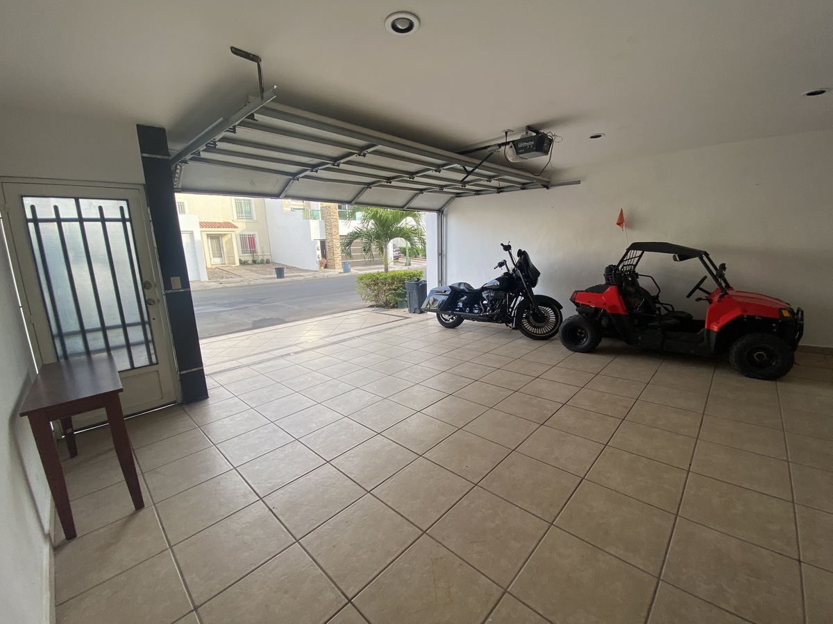 Cochera para 2 carros, techada con portón