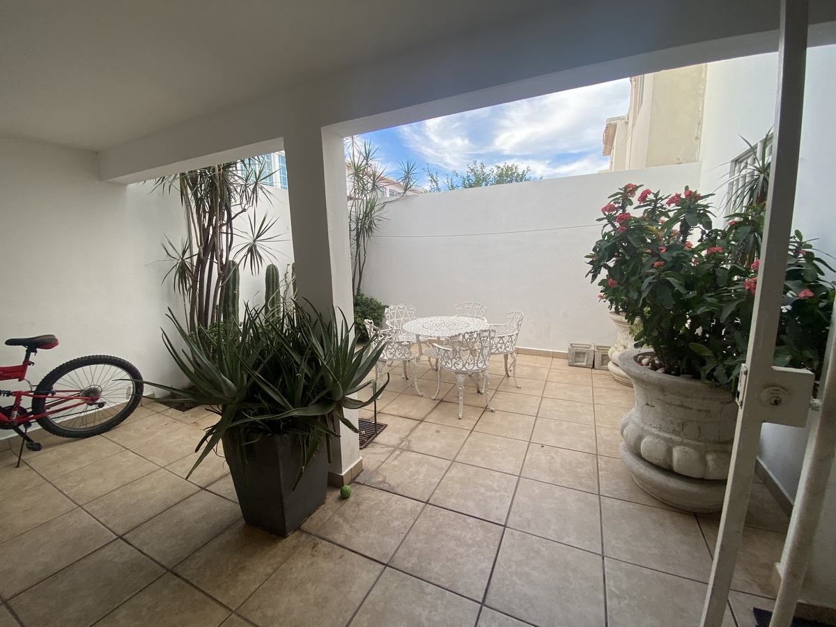 Patio, la mitad esta techado