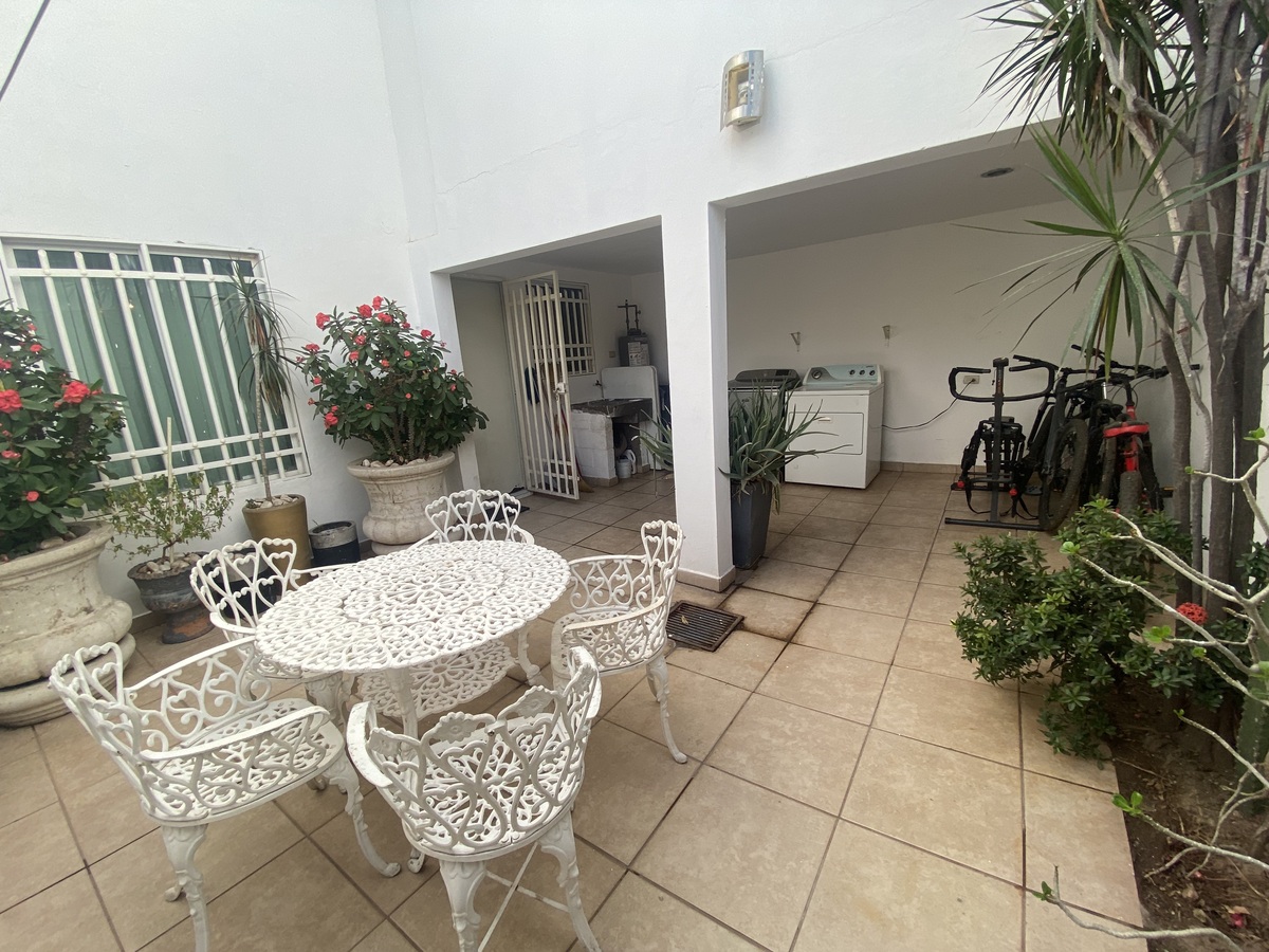 Patio, la mitad esta techado