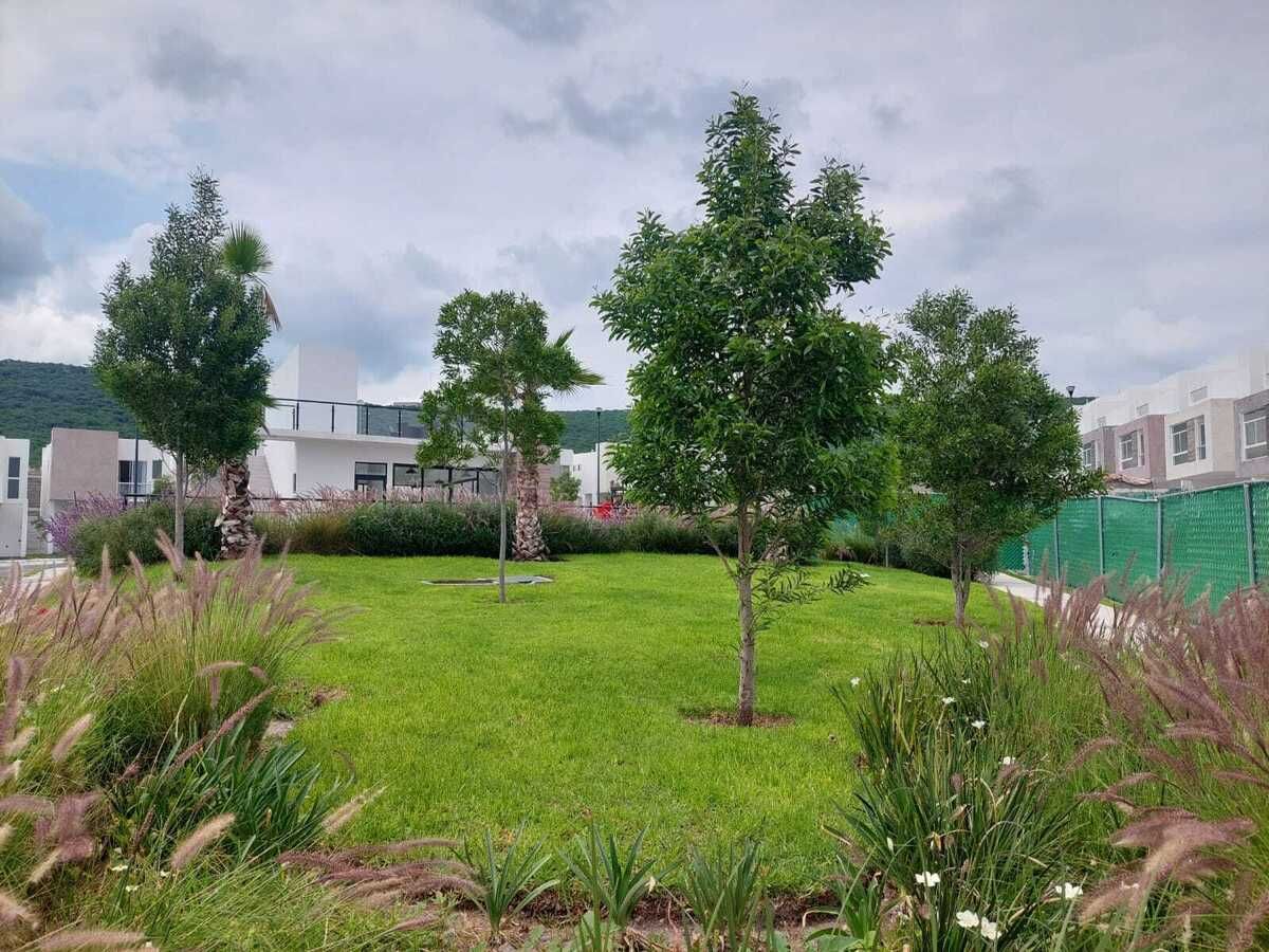 20 of 23: Areas verdes, fogatero y más