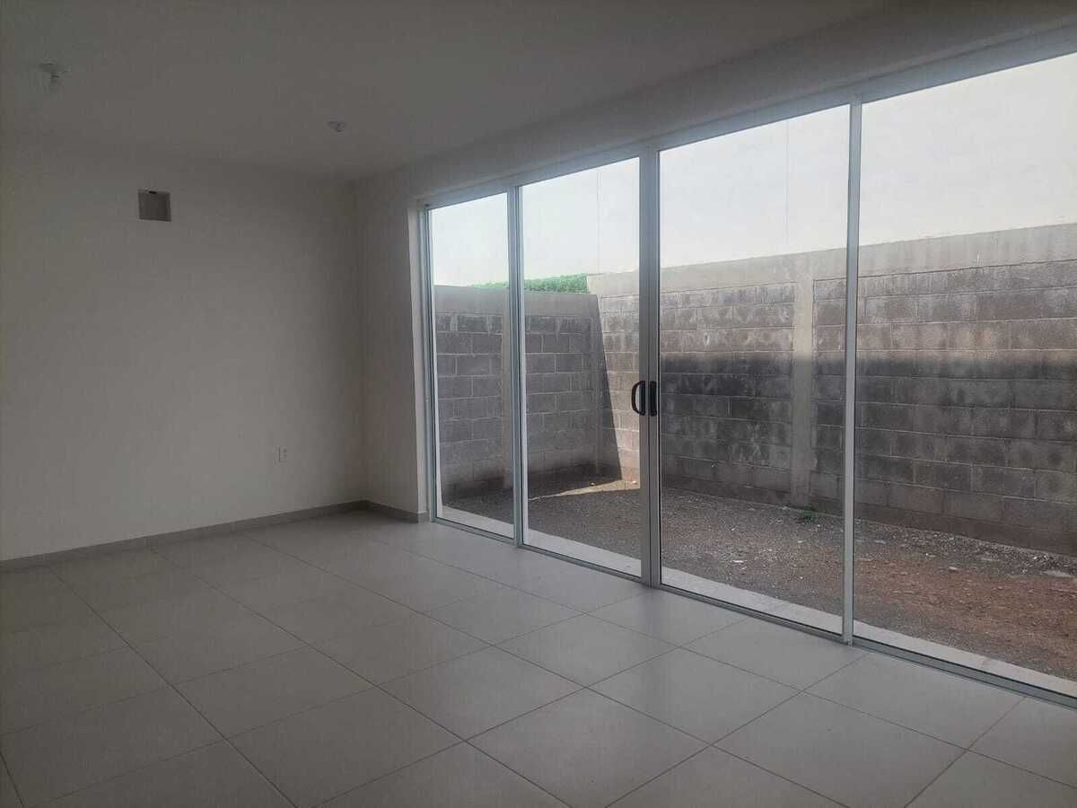 8 of 23: Estancia con gran ventanal