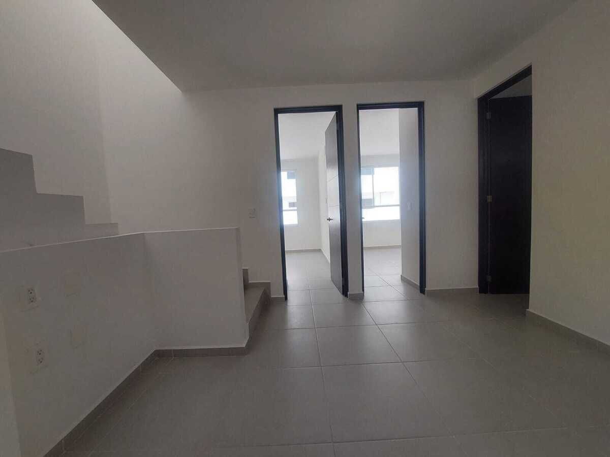 11 of 23: Area para sala de TV en planta alta