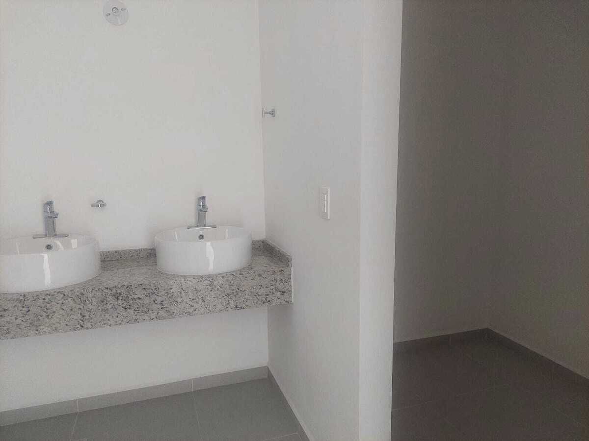 14 of 23: Doble lavamanos y espacio para vestidor