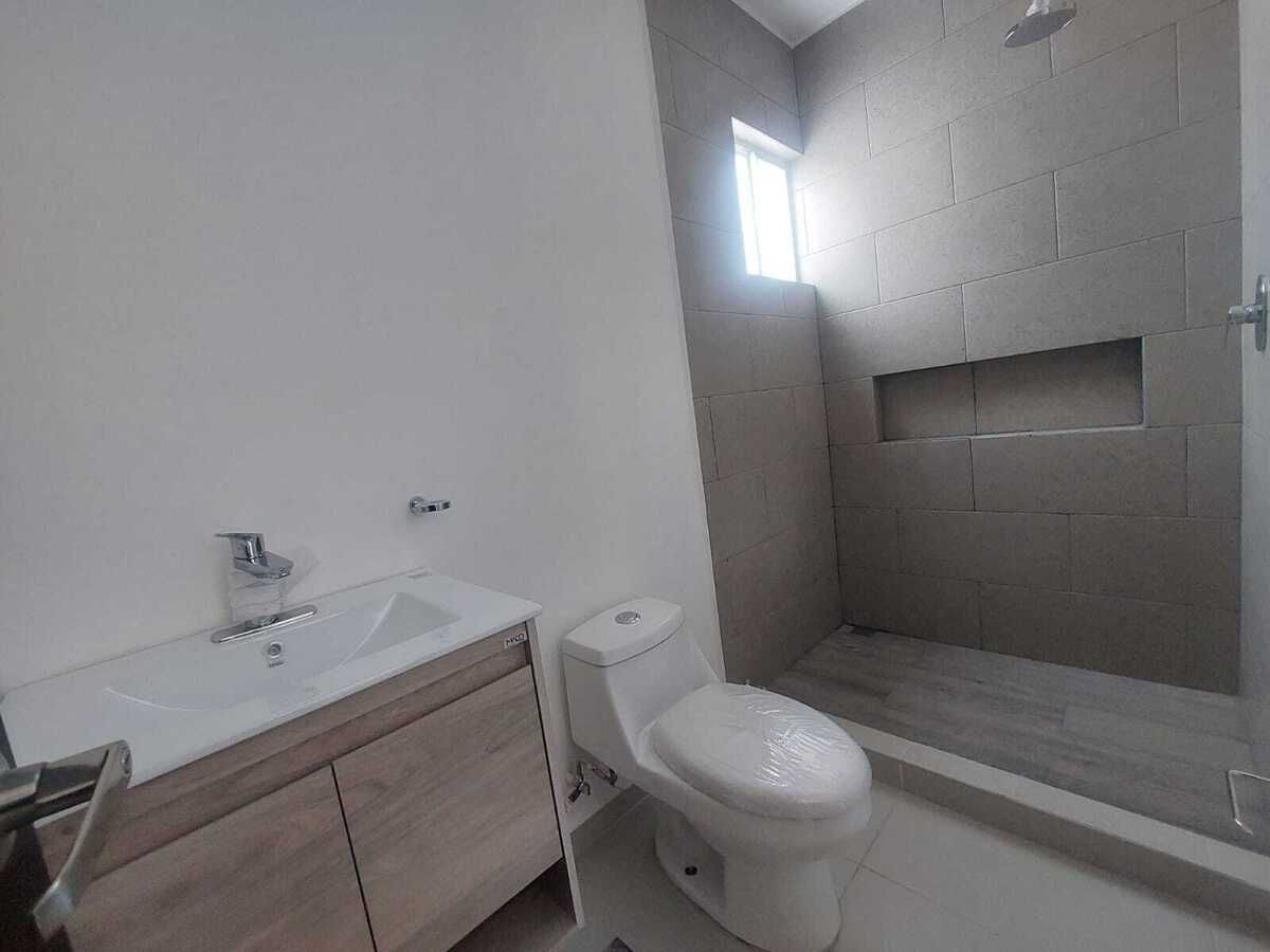 17 of 23: Baño compartido en planta alta