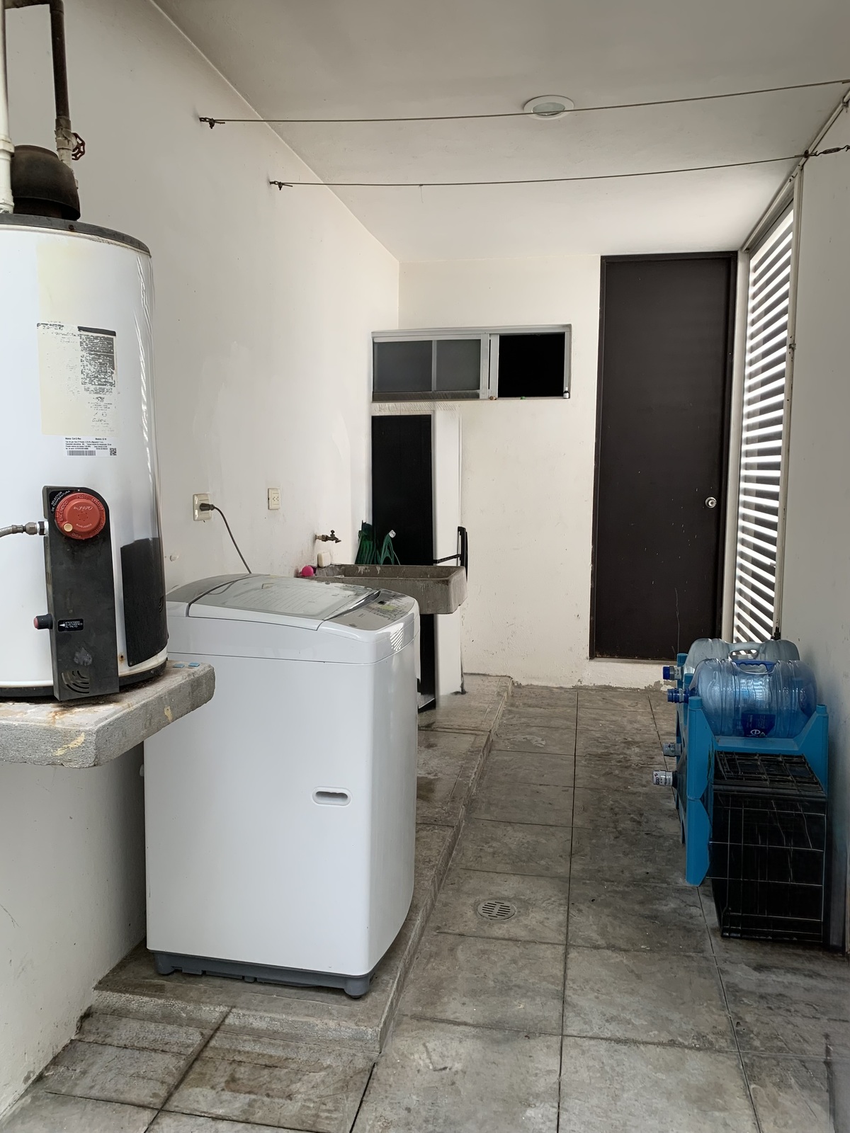 24 de 29: Área de lavado y cuarto de servicio