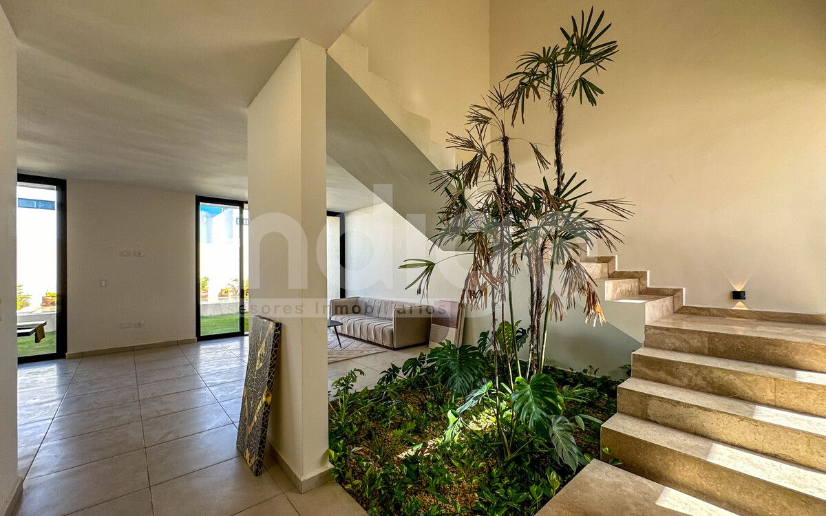5 de 48: Vestíbulo de Acceso con Jardín Interior
