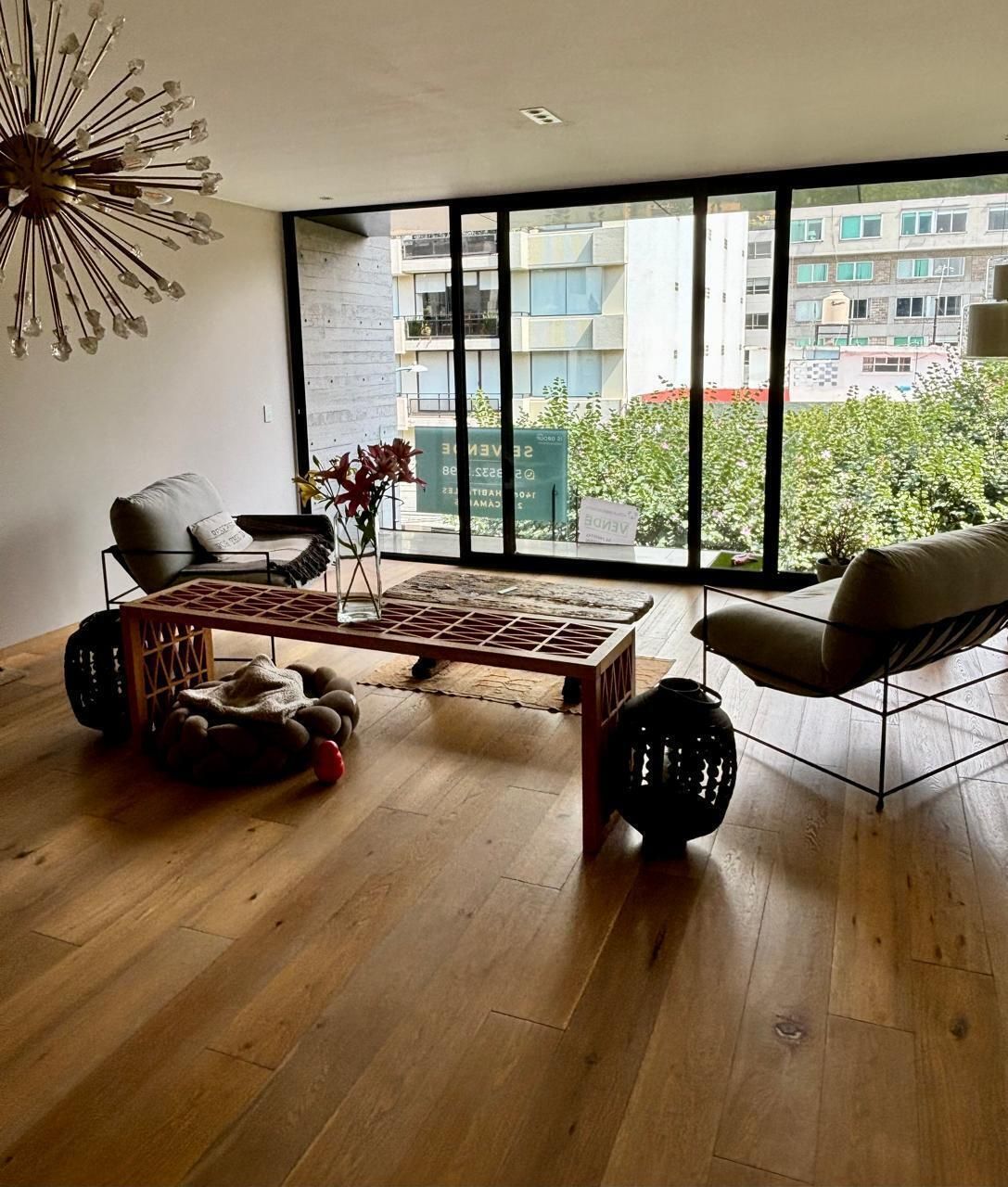 sala con balcón
