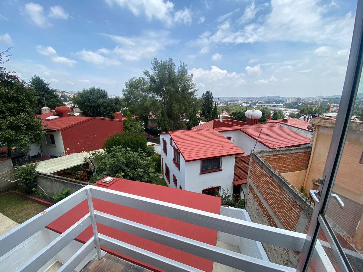 5 of 19: Vista del balcón de la sala