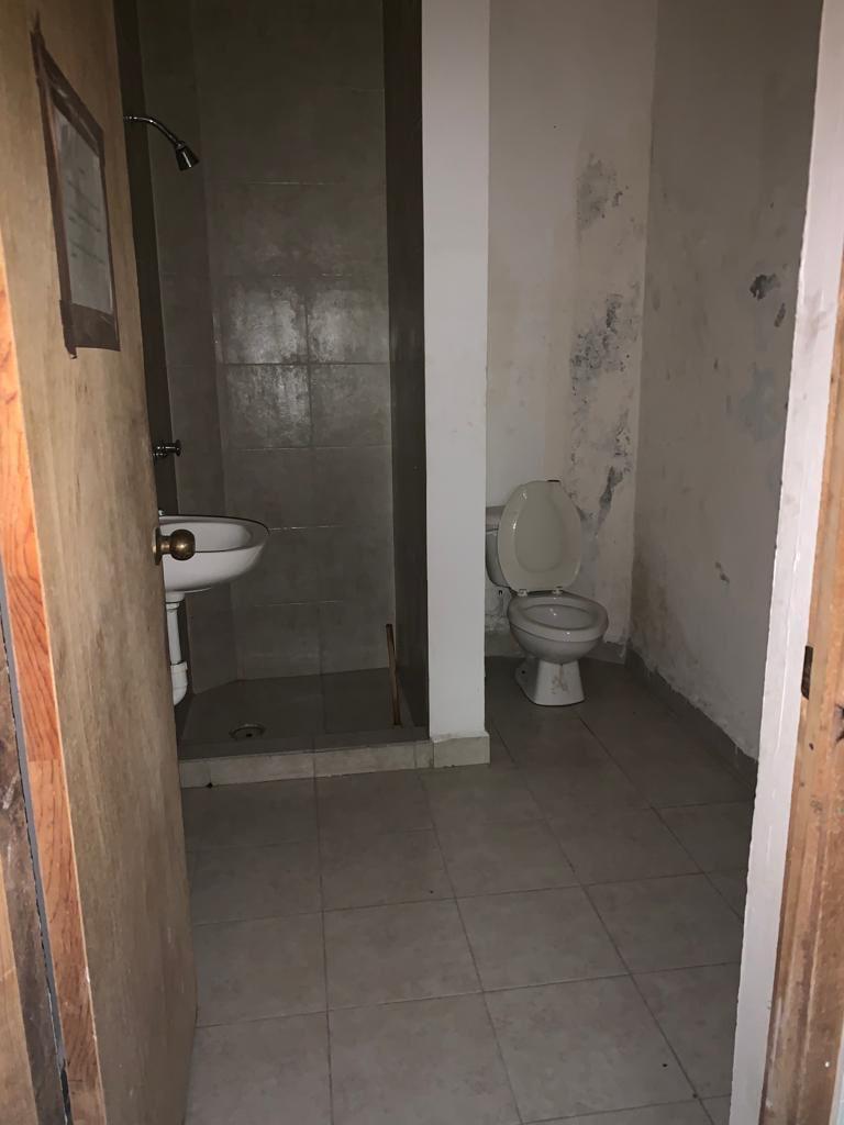 8 of 12: Baño completo