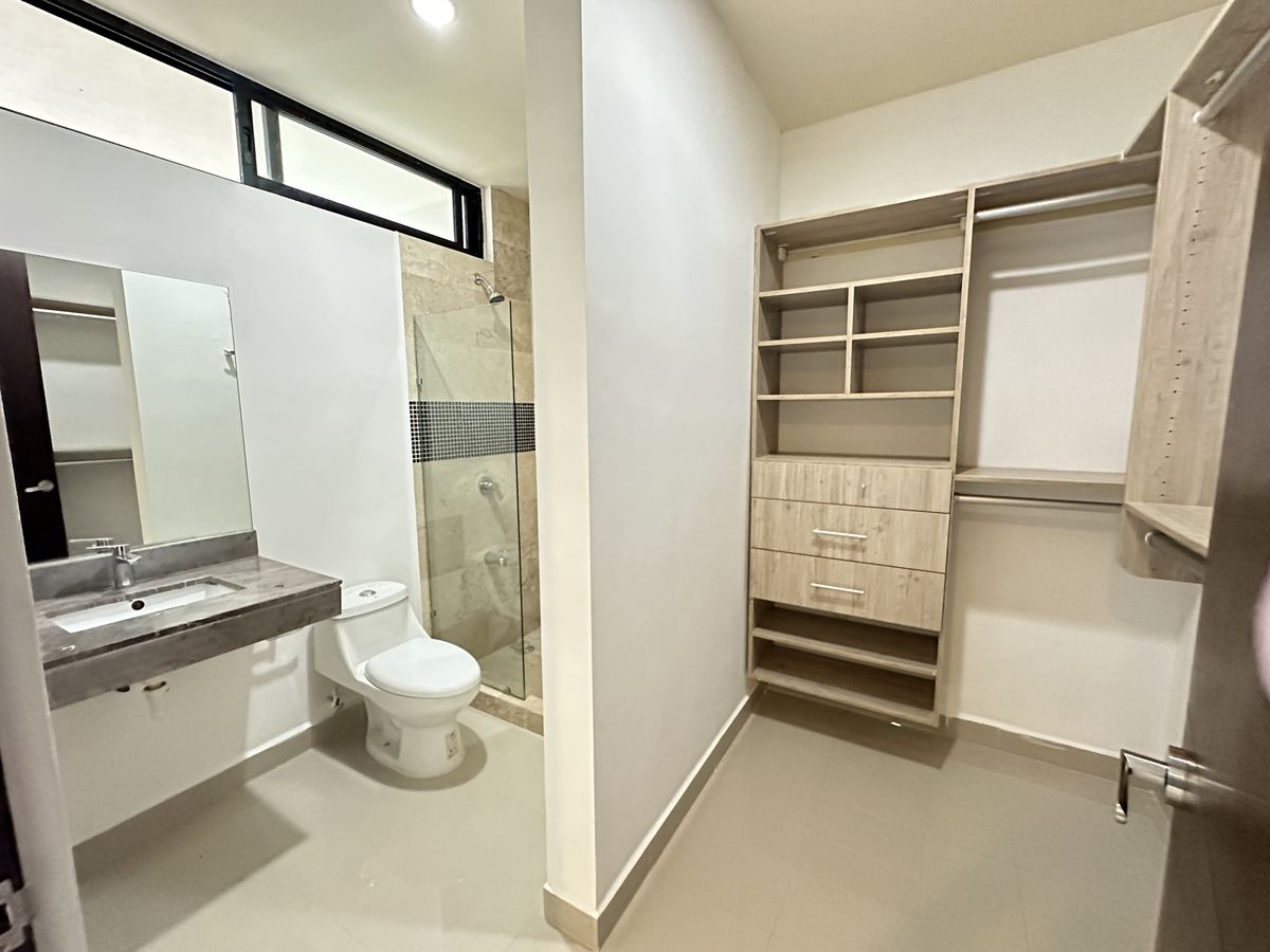 25 of 28: BAÑO Y CLOSET VESTIDOR DE HAB SECUNDARIA