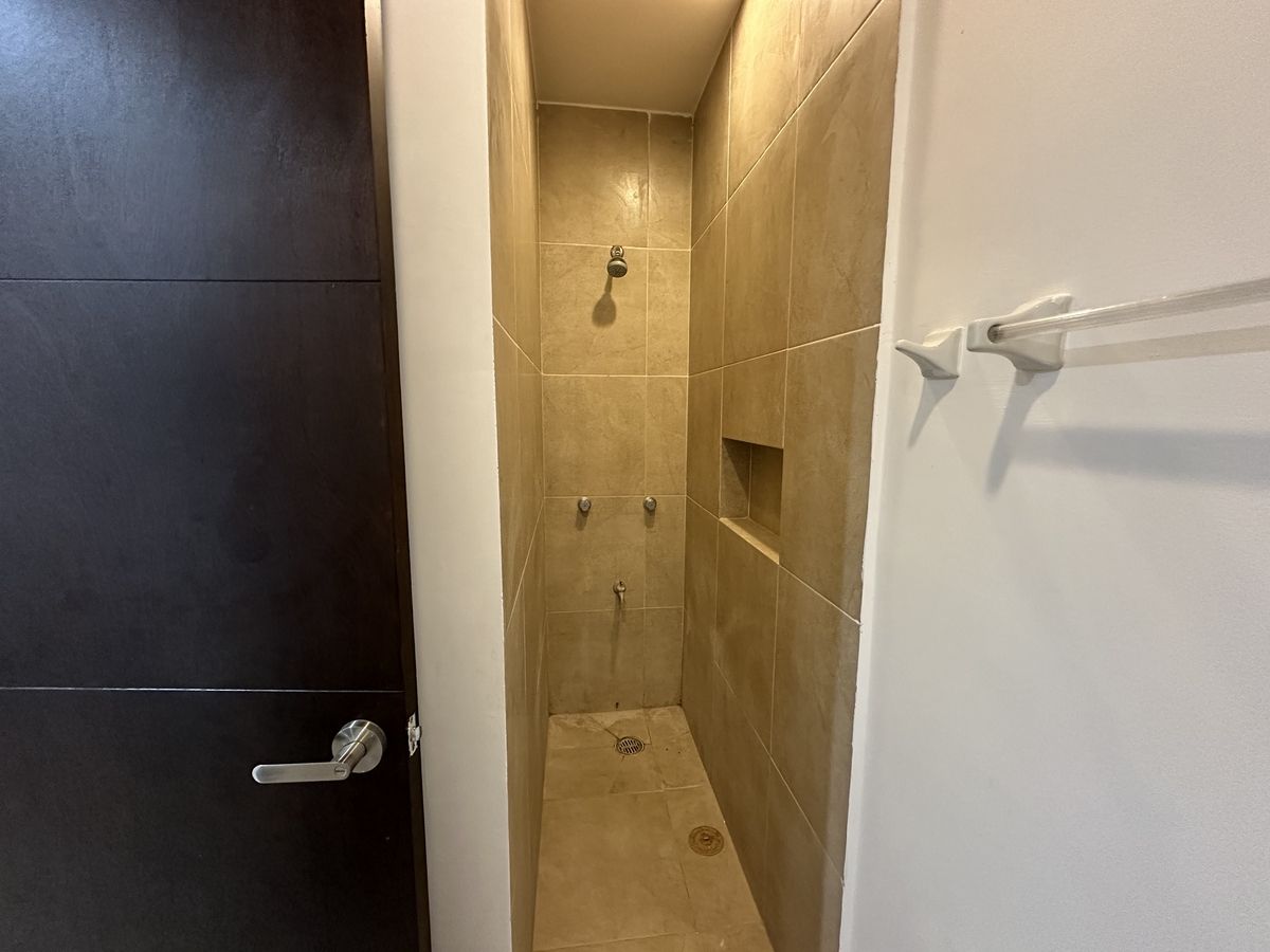 11 of 28: REGADERA DE SERV