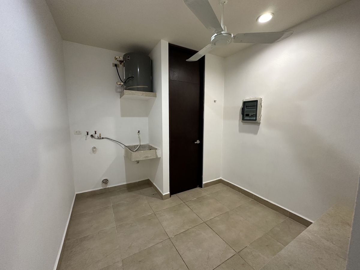 8 of 28: AREA DE LAVADO Y CUARTO DE SERV