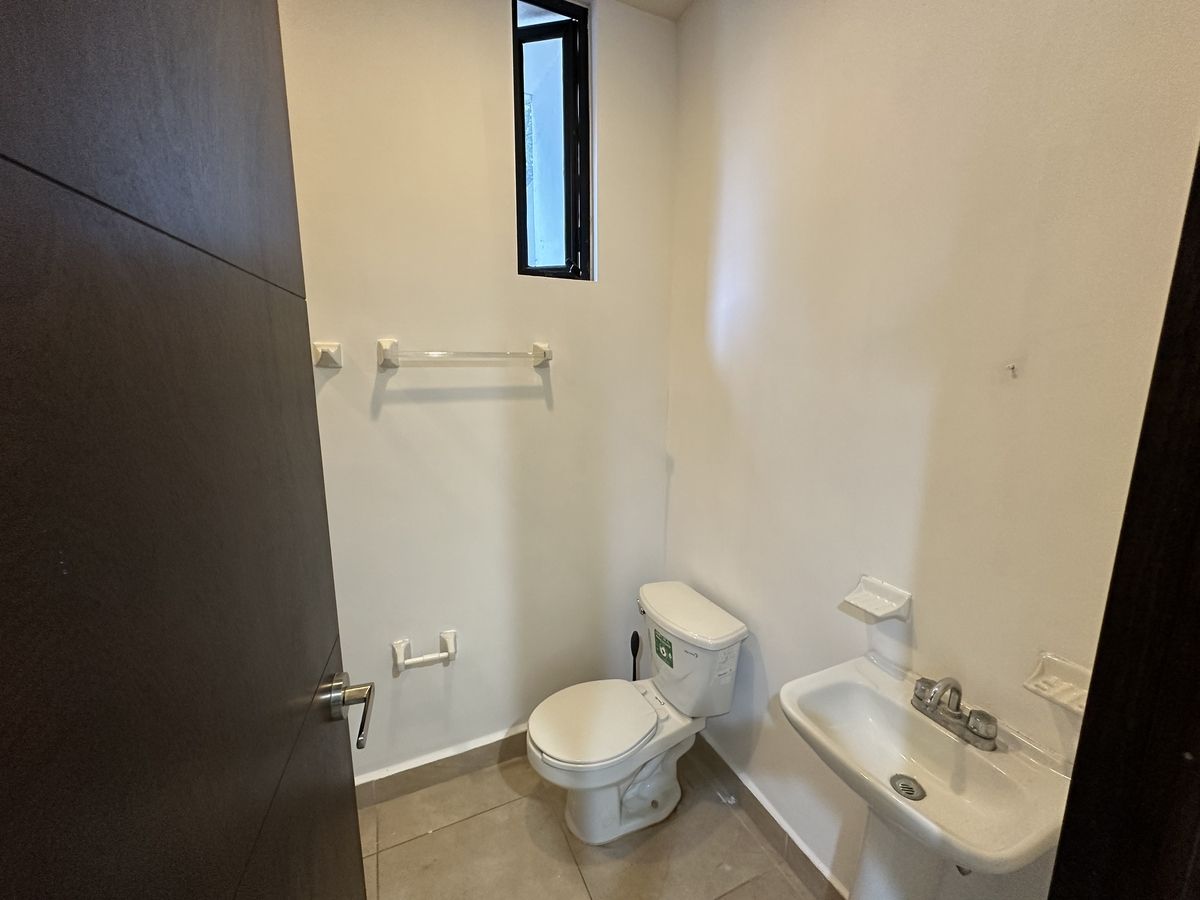 10 of 28: BAÑO DE SERV