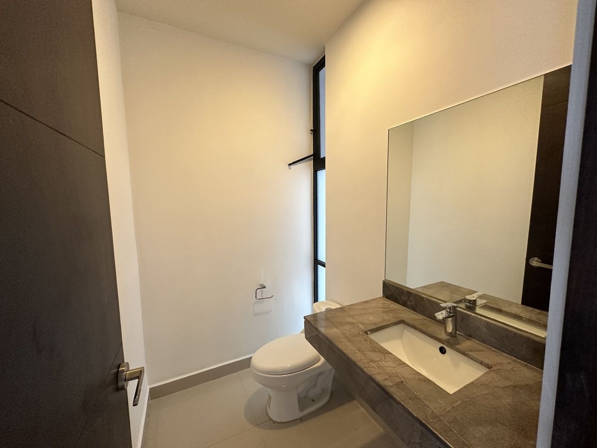 7 of 28: MEDIO BAÑO DE VISITAS