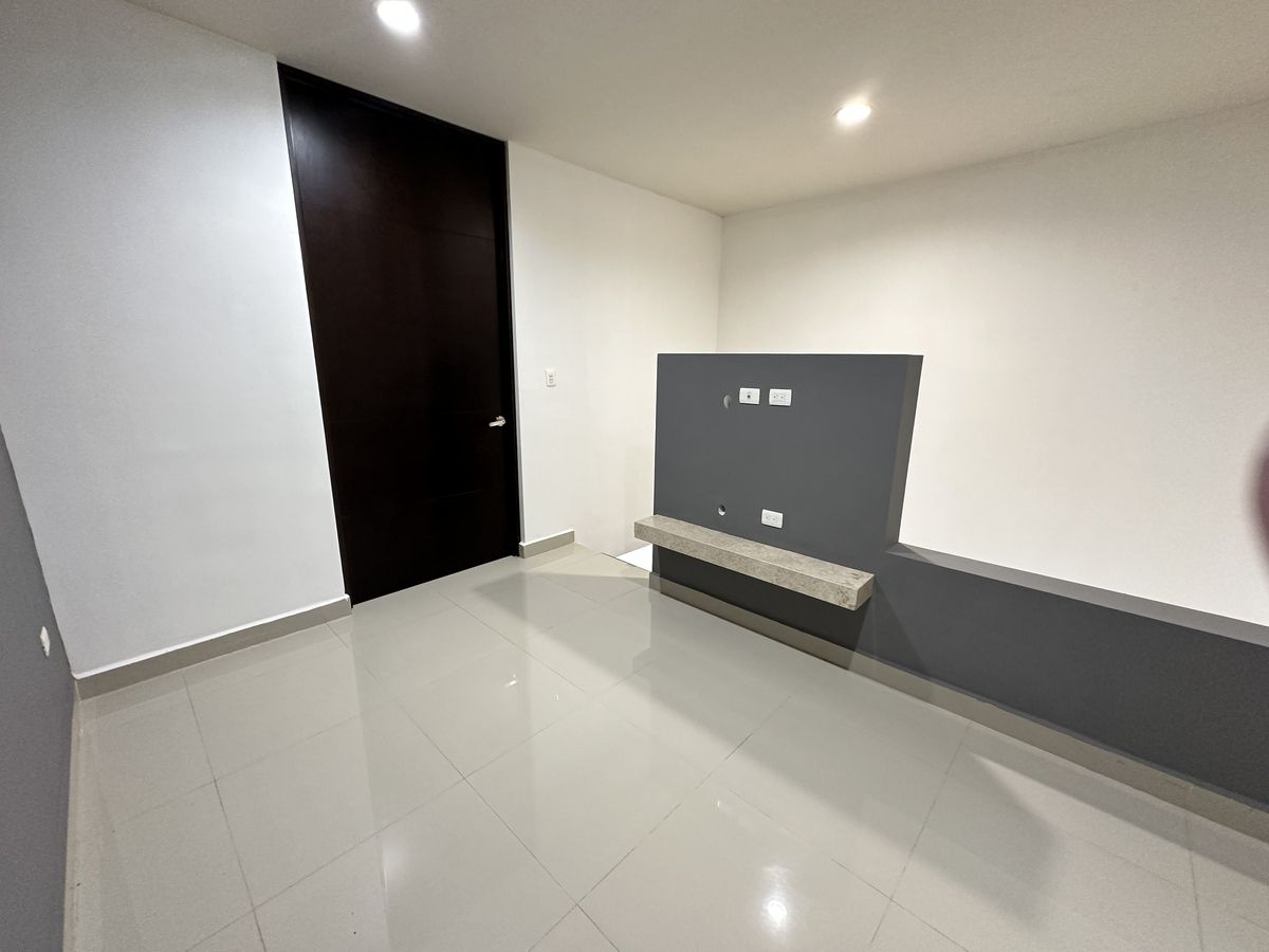 13 of 28: CUARTO DE TV