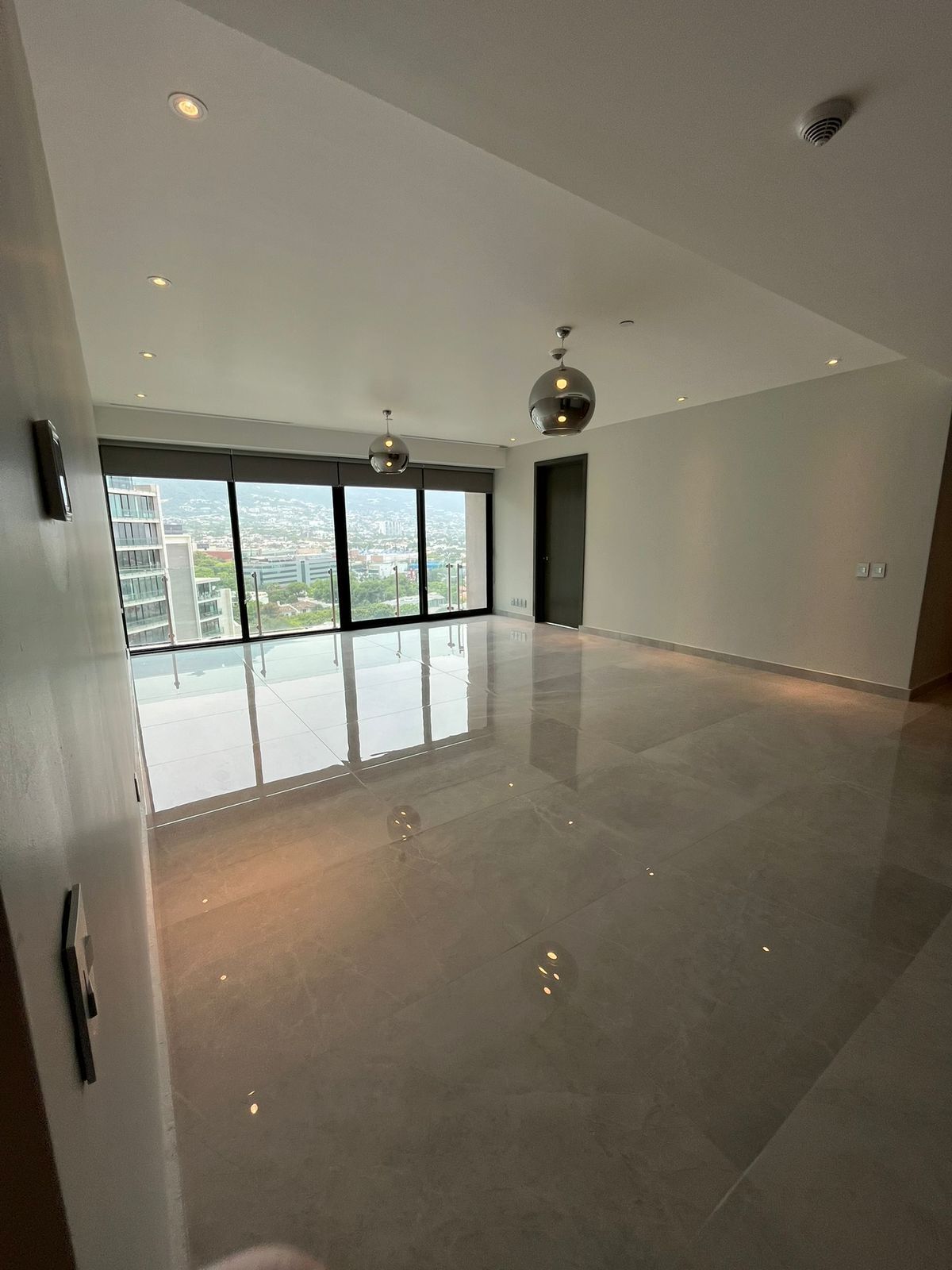 1 of 14: Sala comedor con vista a Sierra Madre