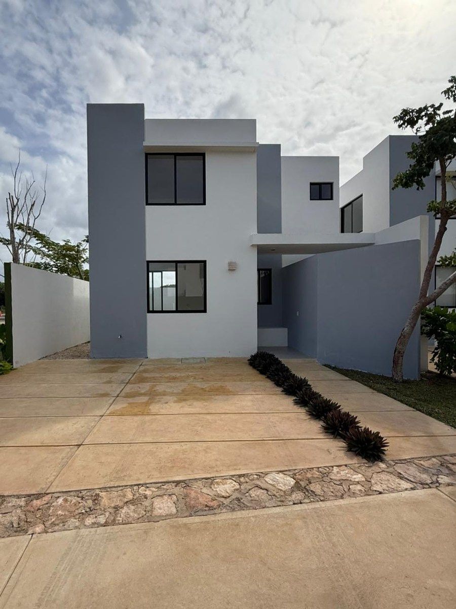 Casa en Venta en Merida en Privada con Amenidades, Caucel, Mod a