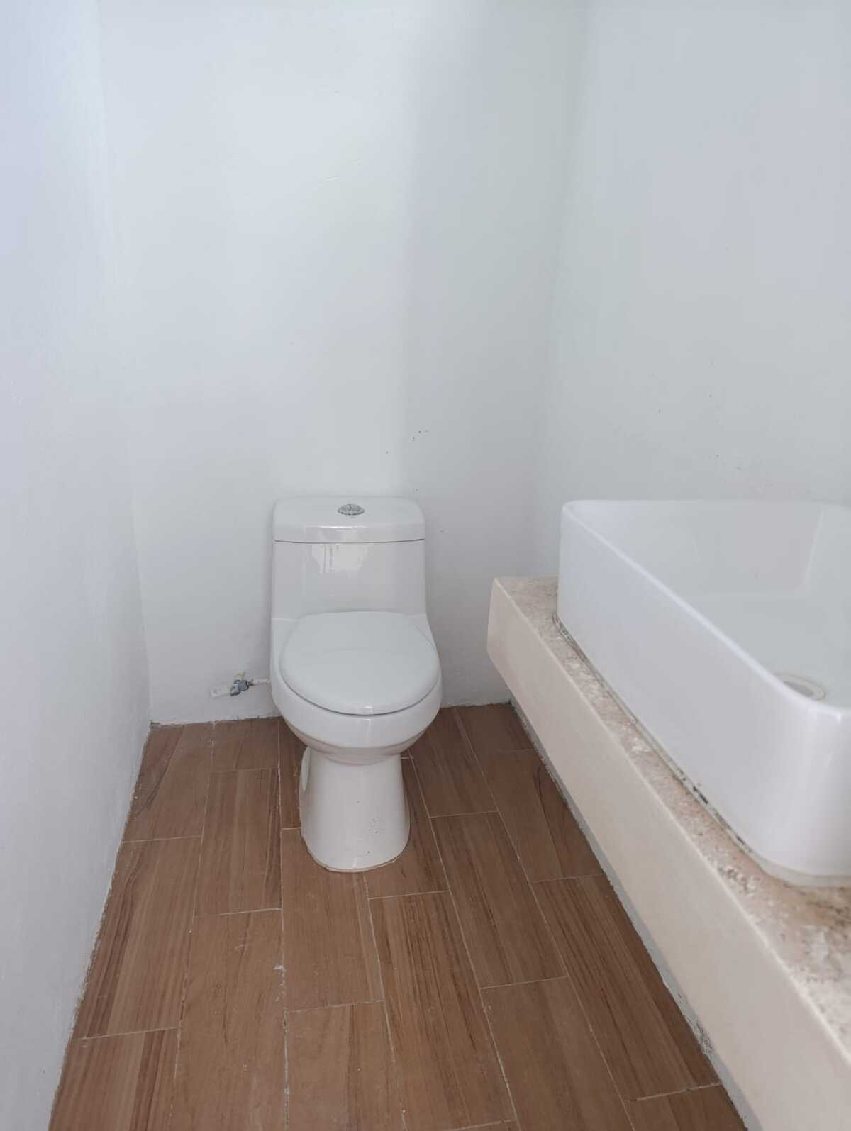10 de 19: MEDIO BAÑO DE PISCINA