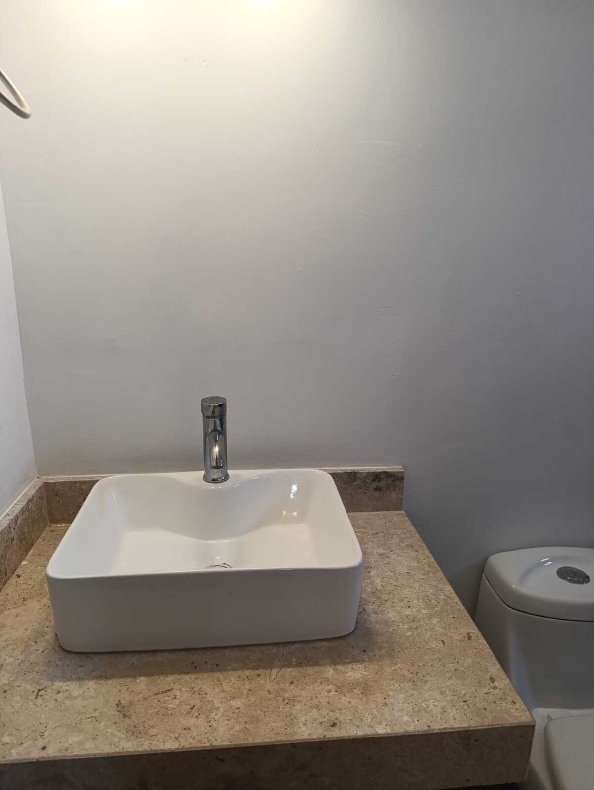 14 de 19: LAVABOS CON GRANITO Y MUEBLES BAJO CUBIERTA