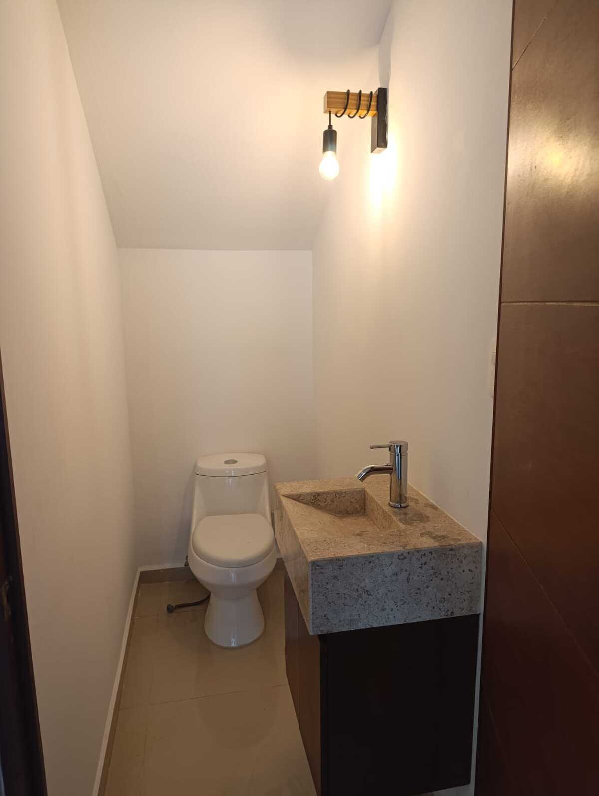 17 de 19: MEDIO BAÑO DE VISITAS