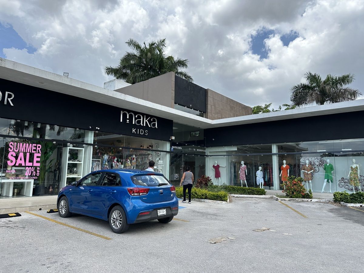 Local en plaza comercial sobre avenida