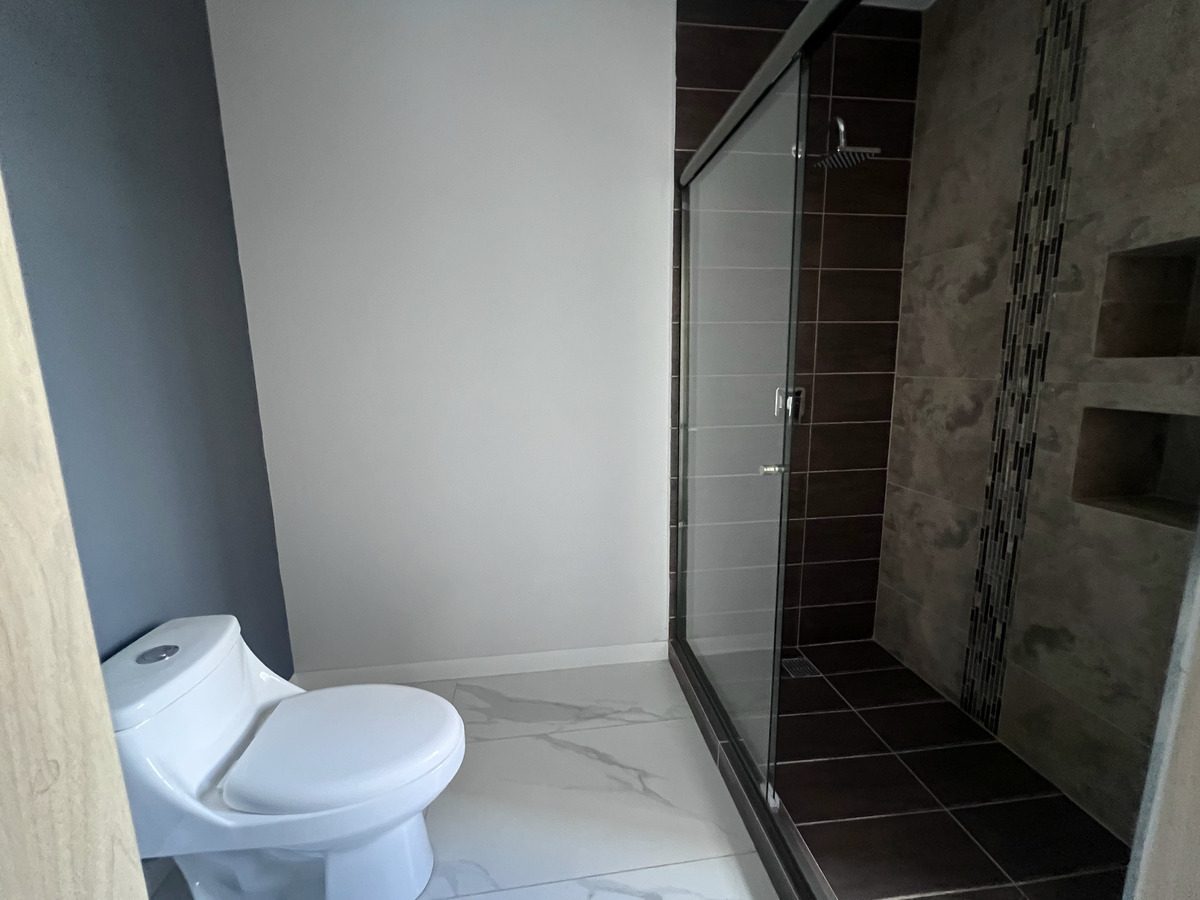 Baño completo en recámara principal