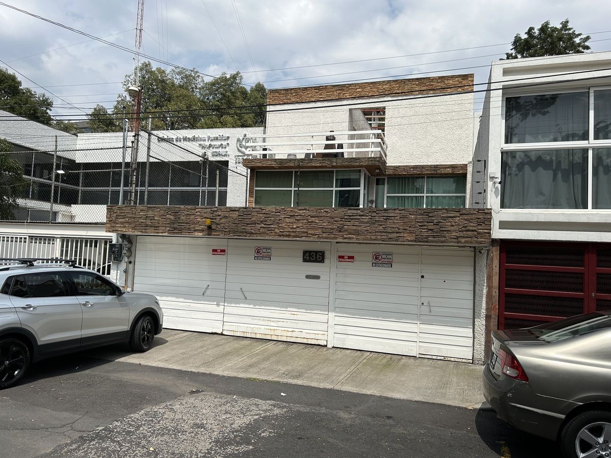 1 of 43: Fachada principal