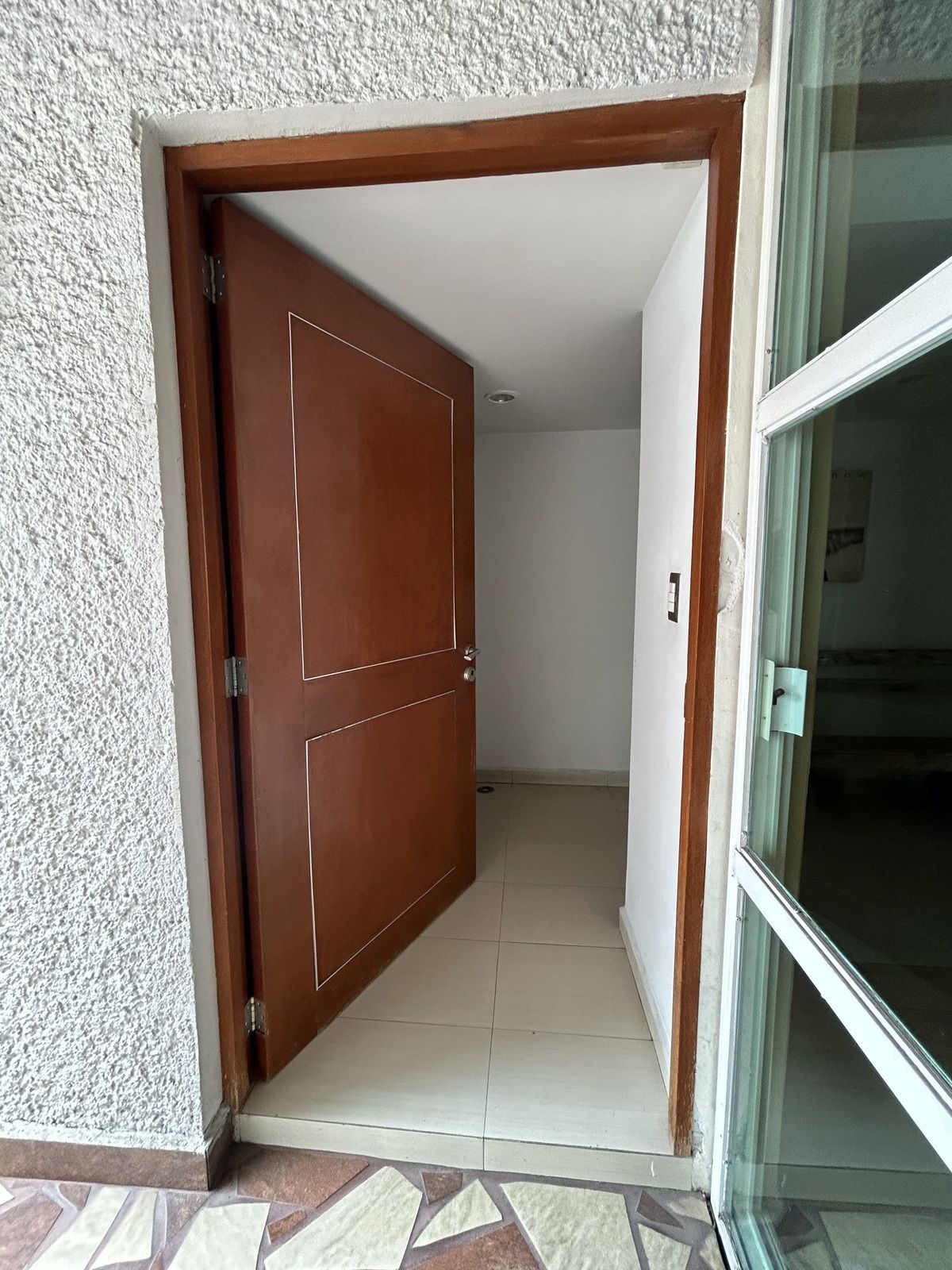 4 of 43: Puerta principal