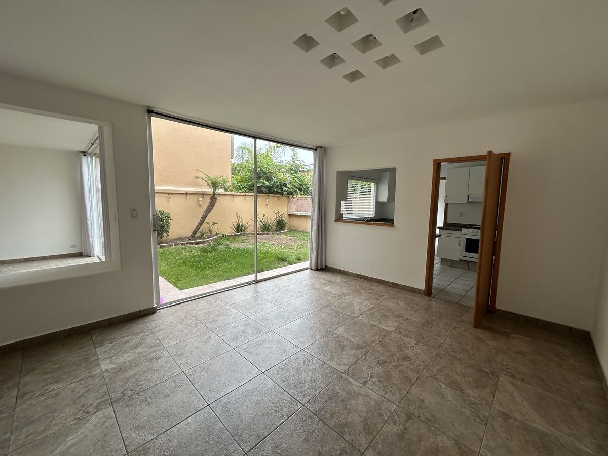 5 de 34: Comedor con vista  y acceso  al jardín