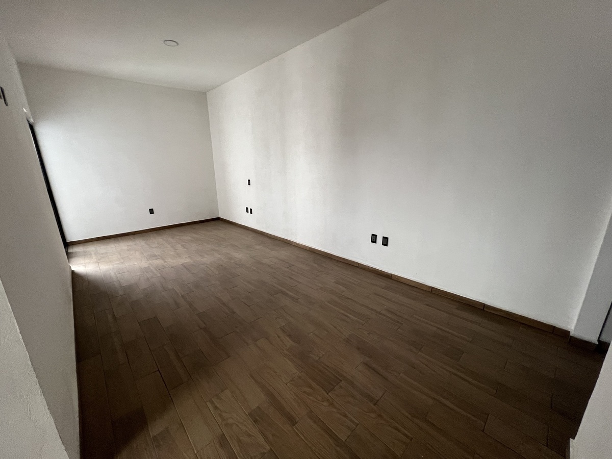 Recámara principal con balcón, vestidor y baño