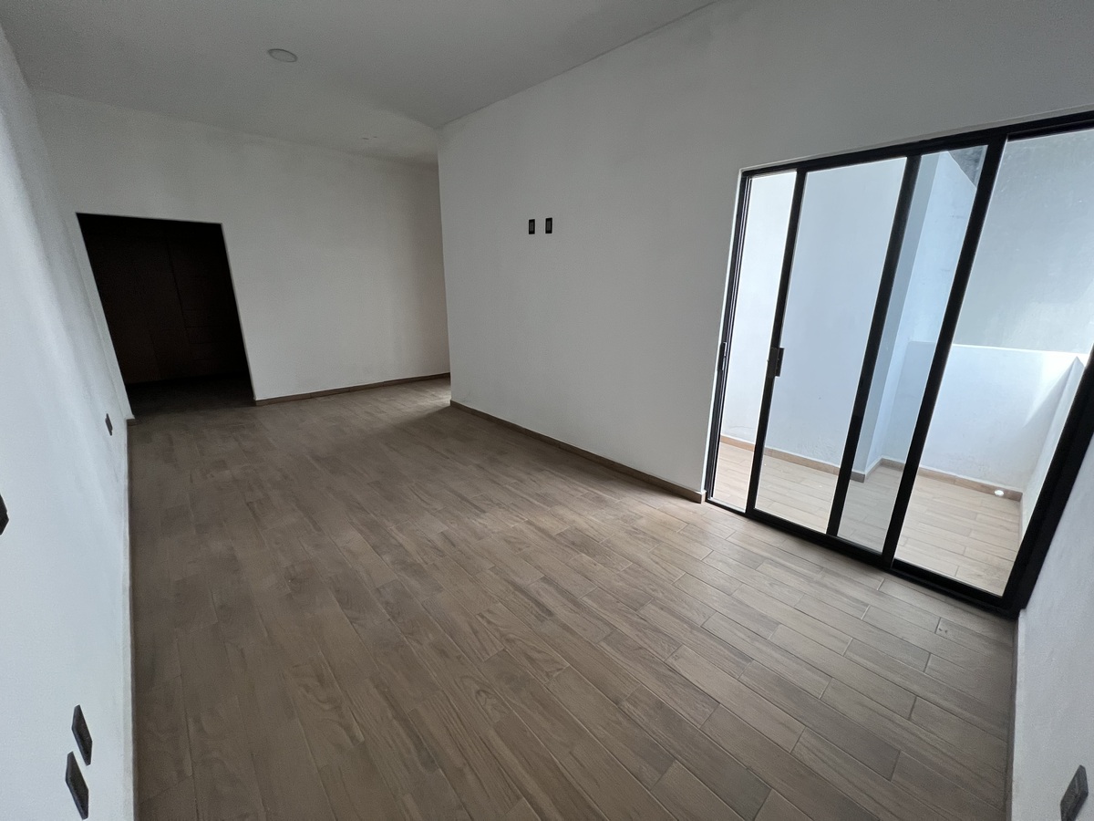 Recámara principal con balcón, vestidor y baño